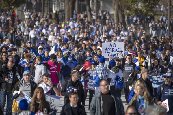 Participants arrive at the March for Israel at the Natio<em></em>nal Mall on Tuesday, Nov. 14, 2023, in Washington. (AP Photo/Mark Schiefelbein)