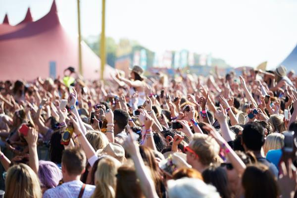 A crowd at an outdoor music festival.